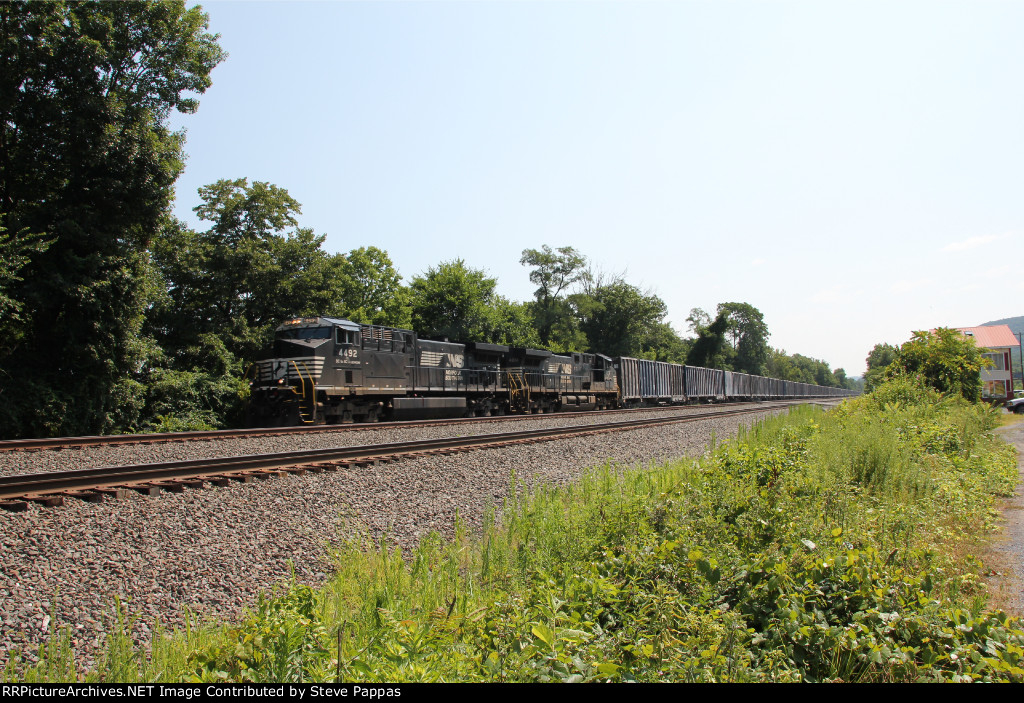 NS 4492 on the point of train 63V hauling trash